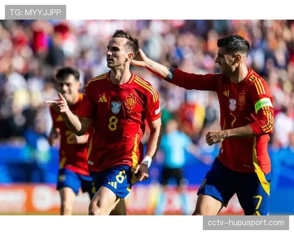 特写：看台球迷高举“提速”标语，回应球队近期保守的比赛风格